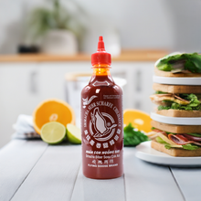 Lade das Bild in den Galerie-Viewer, Flying Goose Sriracha Chili-Sauce sehr scharf 455 ml
